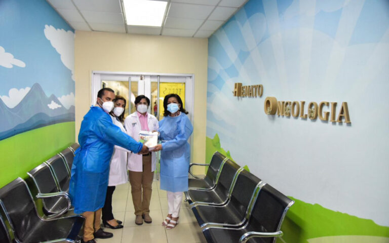 MINERD dona televisores, conectividad y cuadernillos para niños de Unidad Oncológica hospital Robert Reid Cabral