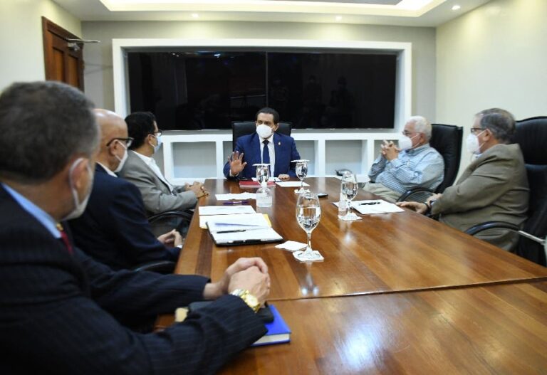 Ministro y agentes farmacéuticos revisan situación del sector