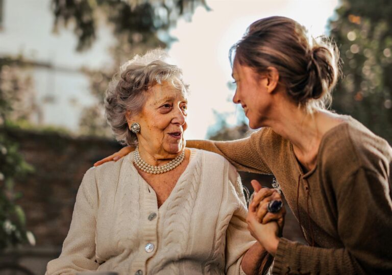 Mujeres necesitan más conciencia sobre enfermedades como la osteoporosis