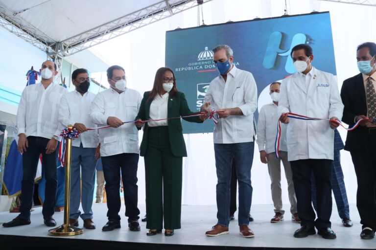 Presidente Abinader inaugura Emergencias en dos hospitales de la provincia