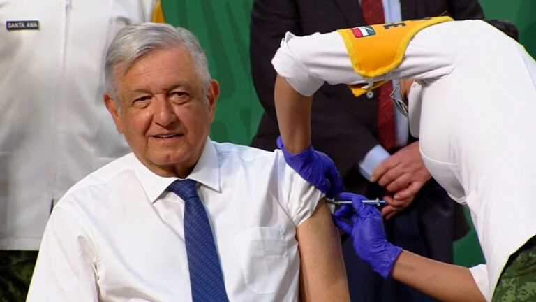 Presidente de México recibe vacuna contra el COVID-19 ante las