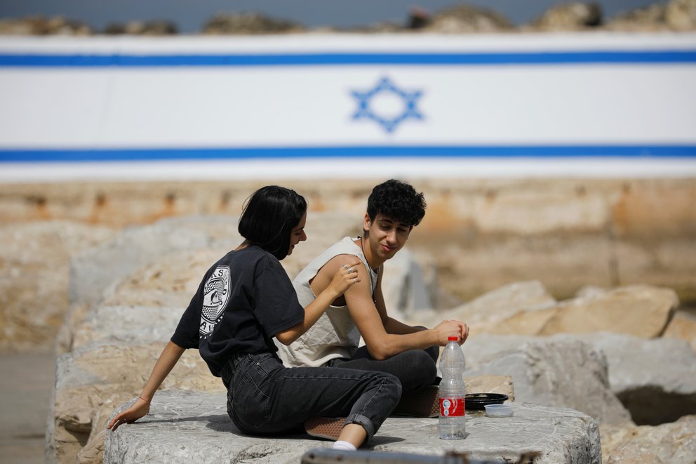 En Israel ya no es obligatorio el uso de mascarillas al aire libre y reabrieron todas las escuelas