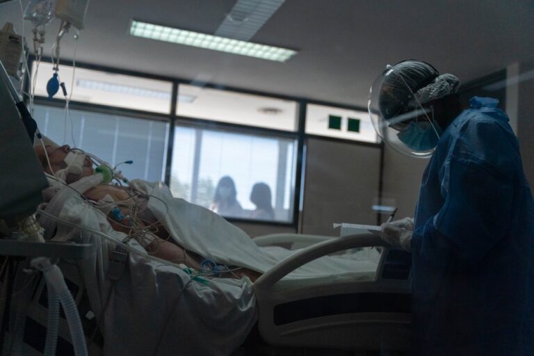 Por qué bajó la edad promedio de camas de terapia intensiva en la segunda ola de COVID-19
