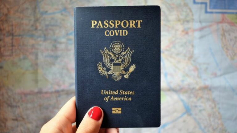 Qué es el pasaporte COVID de vacunación y cómo se usará en EEUU