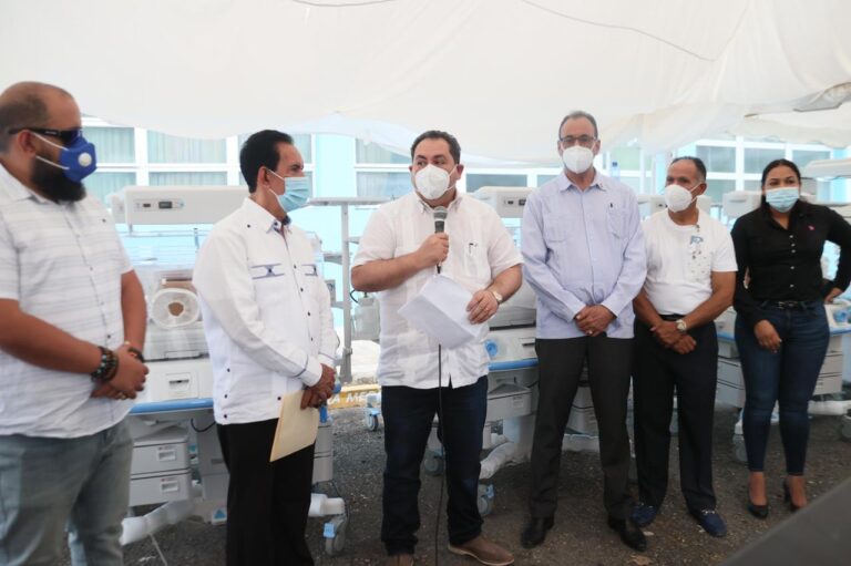 Titular SNS entrega RD$8 millones en equipos a hospital San