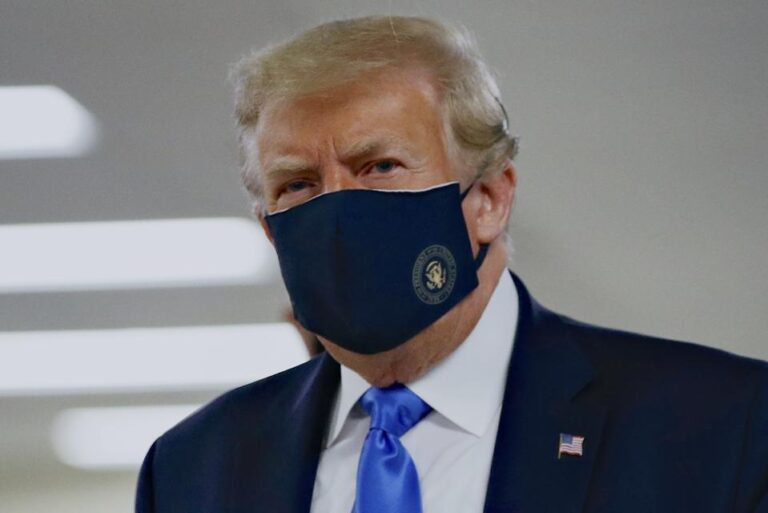 Trump cree que la vacuna contra el COVID-19 debería llevar