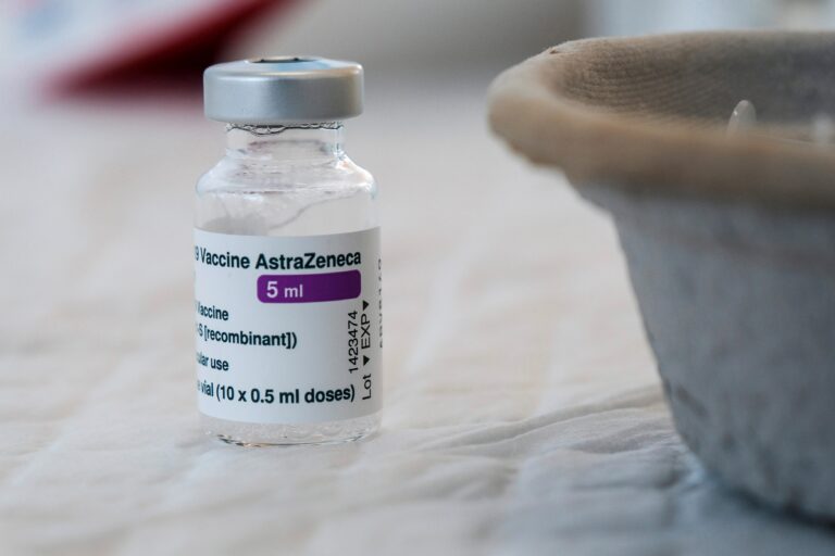 UE lleva a tribunales a AstraZeneca por incumplir los plazos