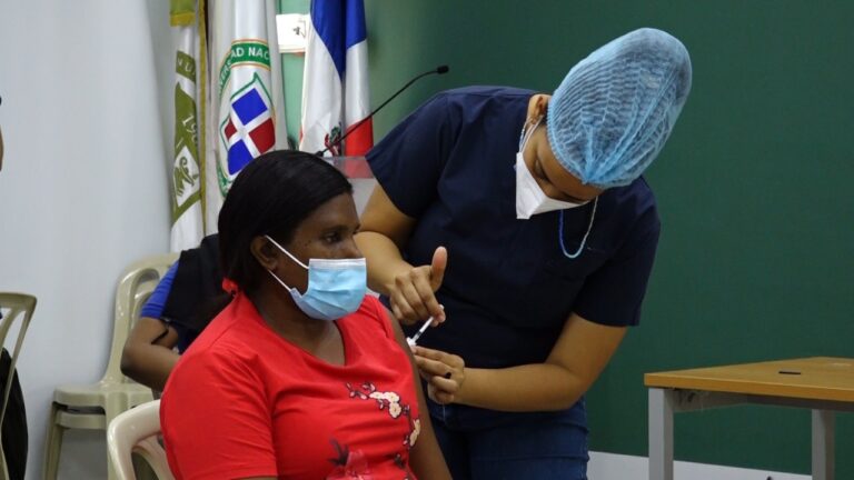 Miles reciben la segunda dosis contra el coronavirus en la UNPHU
