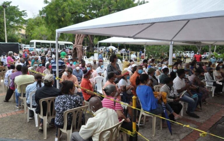 Envejecientes de SD abarrotan centros vacunación covid-19