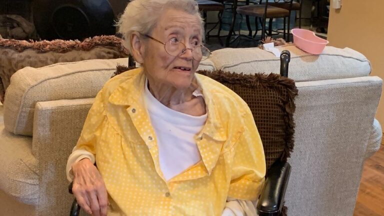 Mujer de El Paso de 103 años recibe la vacuna COVID-19