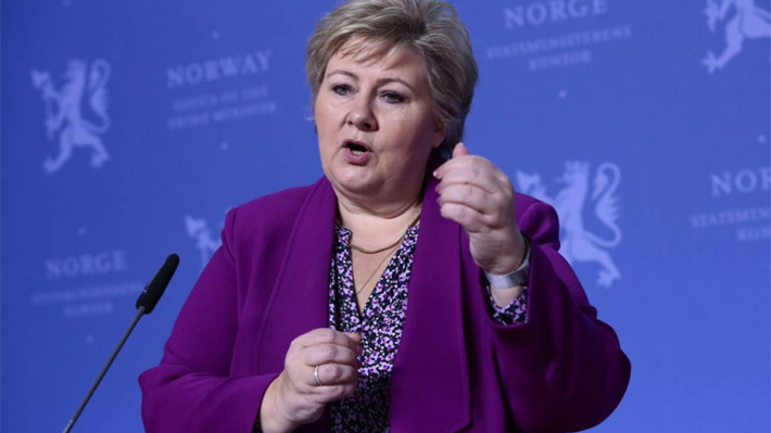 Multan a la primera ministra noruega por violar restricciones contra covid-19