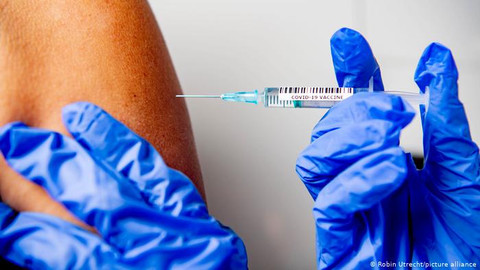 Cuáles son los efectos secundarios comunes de las vacunas que se aplican en Estados Unidos