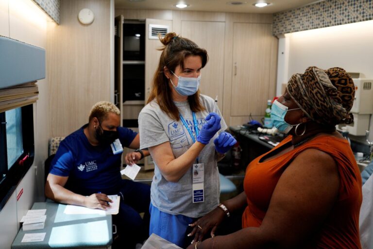 EEUU: los casos de coronavirus semanales se redujeron la mitad en mes de mayo