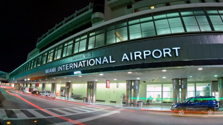 Coronavirus en EEUU: comenzaron a vacunar en el aeropuerto internacional de Miami