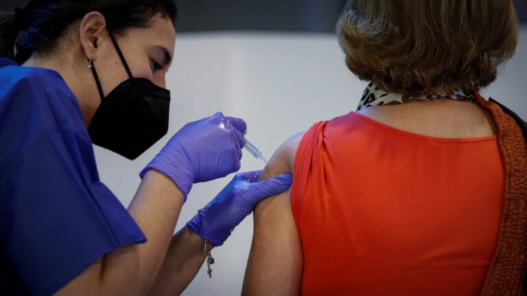 Polémica en España porque el Gobierno pide que no se aplique la segunda dosis de AstraZeneca a menores de 60 años