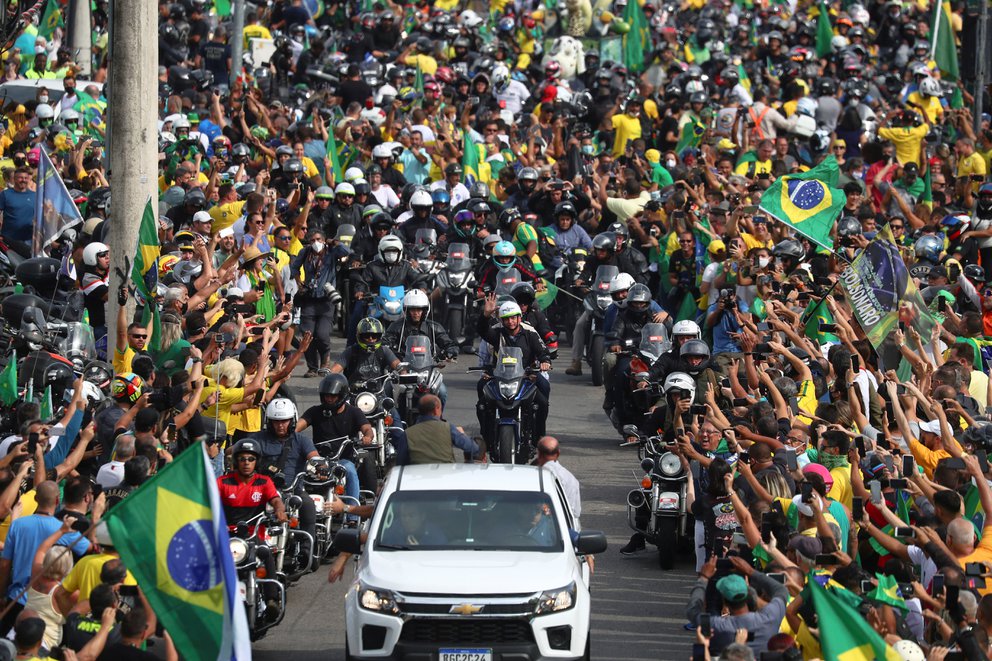 Jair Bolsonaro lideró una caravana de motos junto a una multitud de simpatizantes a las puertas de una tercera ola de COVID