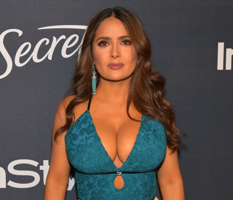 Actriz Salma Hayek reveló que casi muere por COVID