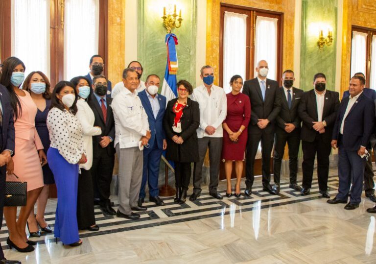 Presidente Luis Abinader sostiene encuentro con Grupo de Medios Súper 7 FM