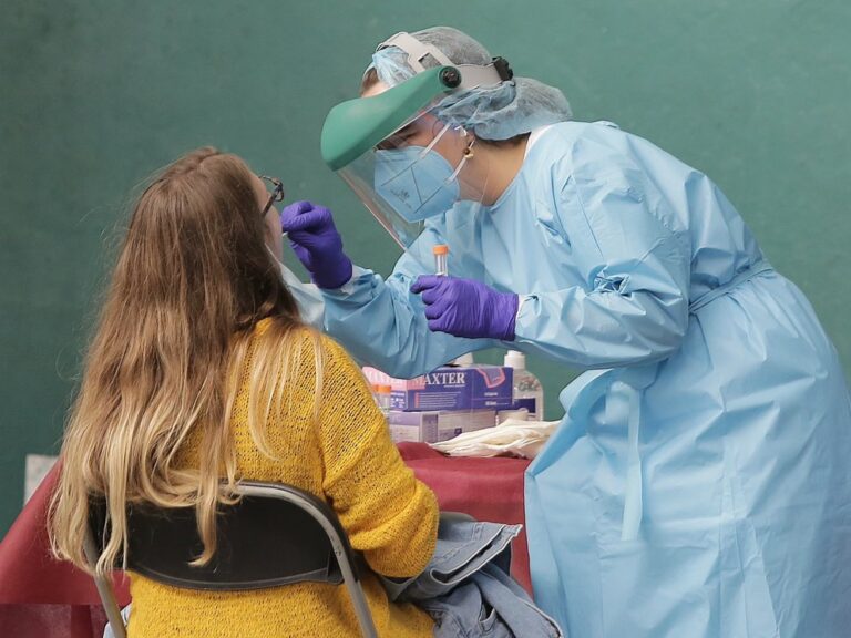 COVID-19: los recuperados son inmunes por meses, pero hay un alto riesgo de que contagien a otros, según un estudio