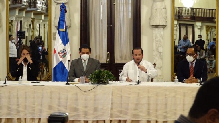 Gobierno defiende negociación con Pfizer; aclara contrato empieza a correr desde este martes