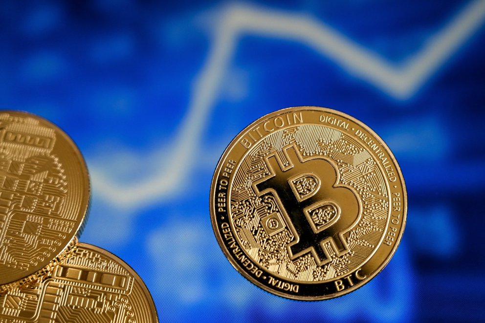 El Bitcoin insinúa una recuperación tras el desplome: llegó a operarse sobre los USD 42.000