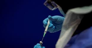 El gobierno de Chile evalúa suministrar una tercera dosis de la vacuna de Sinovac o Pfizer a su población