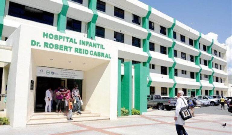 Siguen llegando niños al Robert Reid Cabral afectados de coronavirus; hay 15 internos
