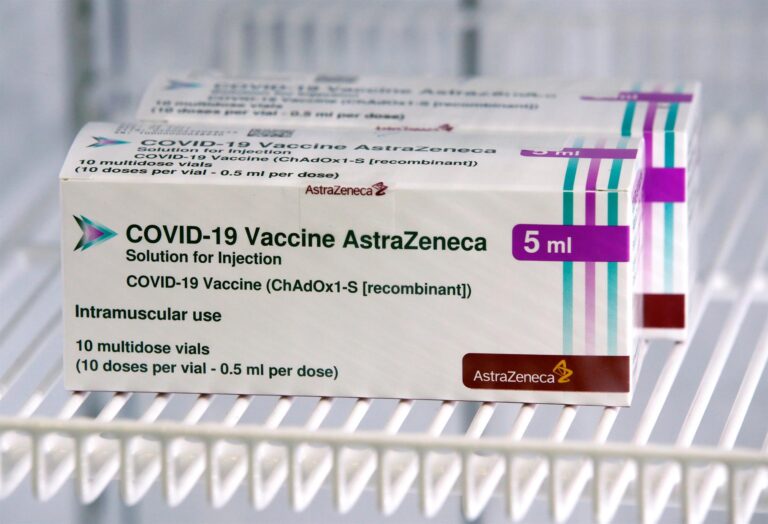 Chile prohíbe segundas dosis AstraZeneca en hombres menores de 45