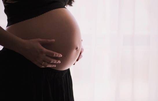 Sociedad de Obstetricia y Ginecología recomienda vacunar a embarazadas a partir del segundo trimestre