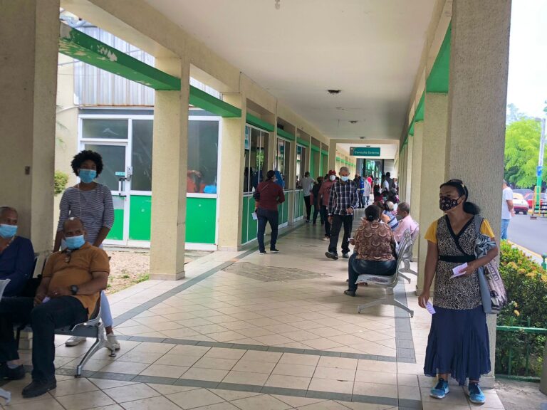 Familiares de internos en hospital Marcelino Vélez por covid-19 dicen estar desesperados