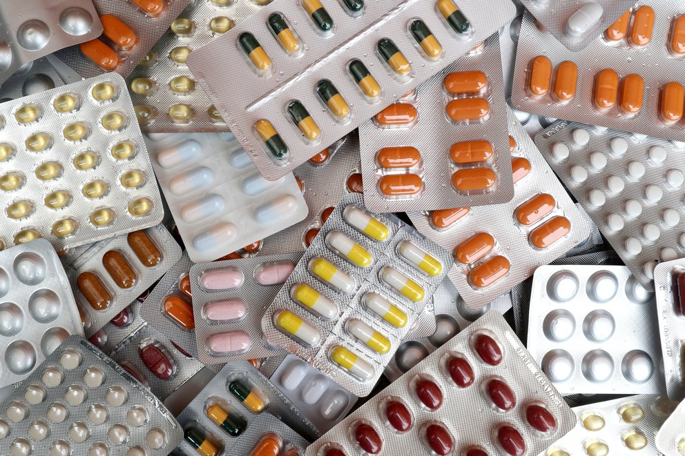 Se estudian 19 drogas que podrían convertirse en píldoras que se administran apenas se diagnostica el COVID-19