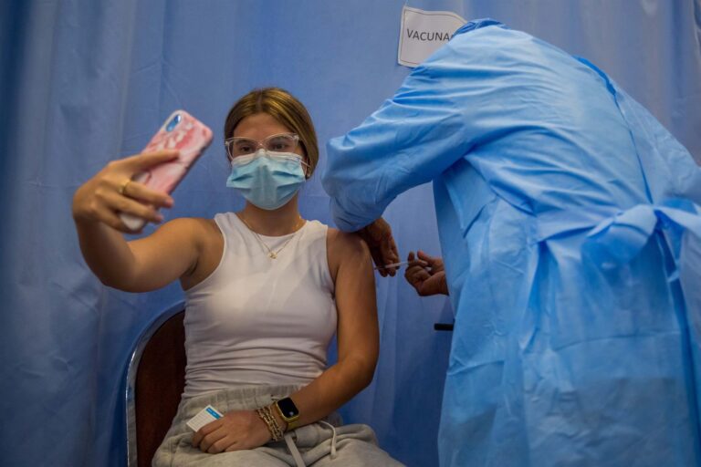 Los anticuerpos perduran 12 meses después y aumentan con la
