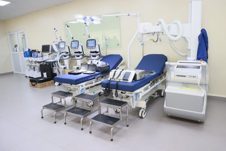 SNS entrega 17.3 millones en equipos a dos hospitales de