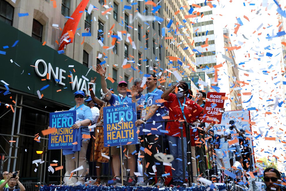 Nueva York celebró el fin de las restricciones con un desfile sin mascarillas