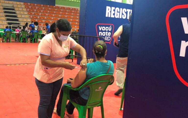 Población dominicana sigue asistiendo a inocularse contra el coronavirus
