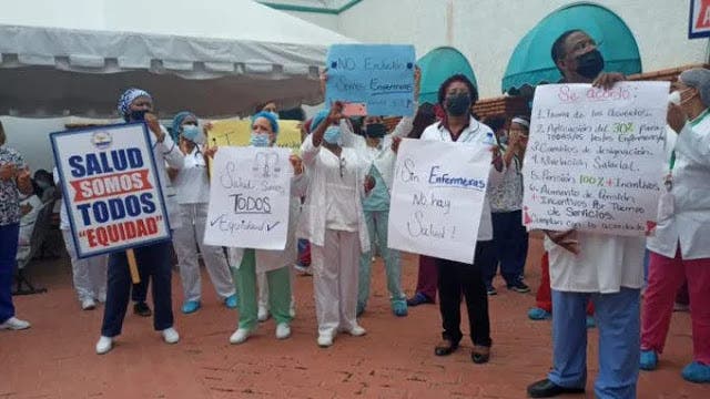 Enfermeras continúan protestas por alza salarial