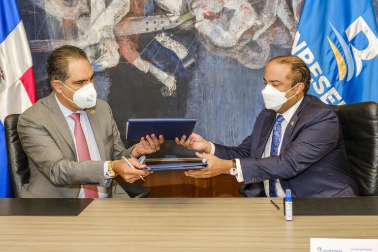 Banreservas y SENASA firman convenio para favorecer a sus colaboradores con facilidades financieras