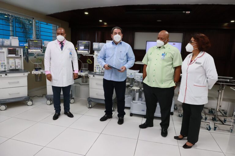 SNS entrega 10.9 millones en equipos en cinco centros salud