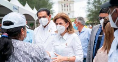 La vicepresidenta de la República y el Ministro de Salud motivan la vacunación contra el COVID-19 en Santiago