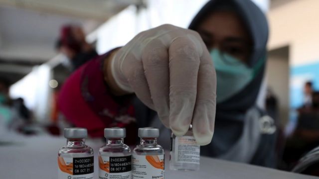 Un trabajador sanitario muestra ampollas que contienen la vacuna Sinovac contra la Covid-19 hecha por Biopharma en Indonesia el 22 de junio de 2021.