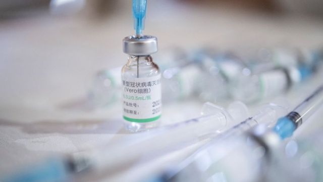 Dosis de la vacuna china Sinopharm contra la enfermedad por coronavirus en Serbia, 4 de mayo de 2021.