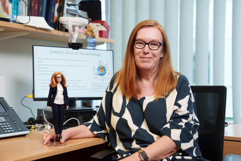 Barbie dedica muñeca a Sarah Gilbert, creadora de la vacuna
