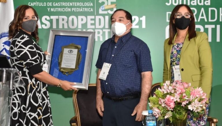 Gastroenterólogos reconocen al doctor Rafael Arismendy De León
