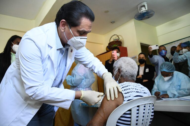 Presidente Abinader asegura ciudadanos se han aplicado 3ra. dosis vacuna anticovid no se han hospitalizado
