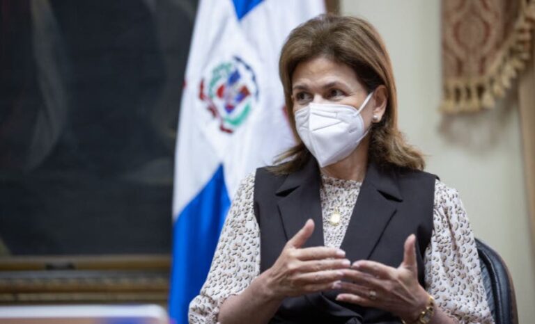 Raquel Peña dice RD está cada vez más cerca de dejar mascarillaspor COVID; pide continuar vacunación