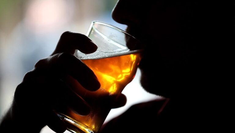 Venta y consumo alcohol prohibidos desde 12 PM, pese a flexibilización