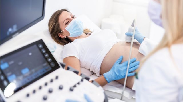 Un ultrasonido a una embarazada