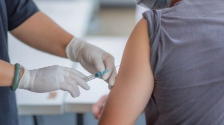 Vacunar a 40 % de población mundial pondría fin a fase aguda de la pandemia