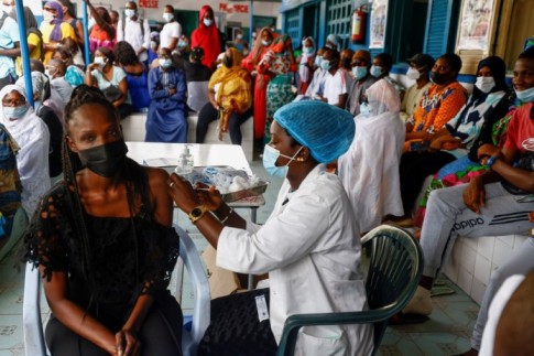 La alemana BioNTech producirá sus vacunas de ARN mensajero en Senegal y Ruanda