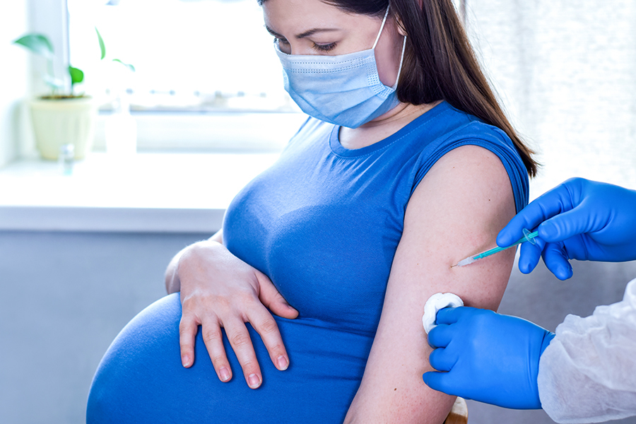 Instituciones advierten vacunación covid-19 en embarazadas